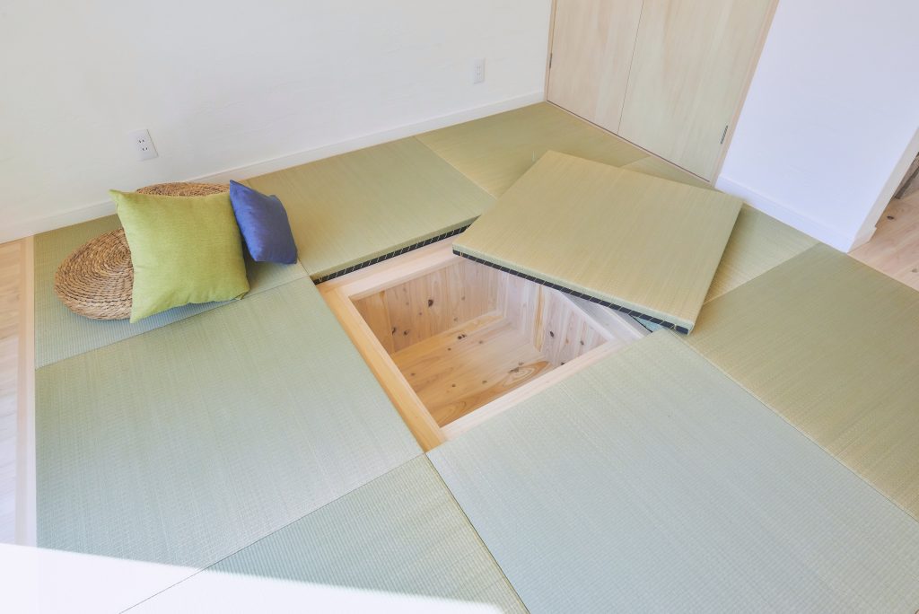 中央の畳を取り外せば堀炬燵として利用でき、<br />
家族団らんの場所となりそうです。